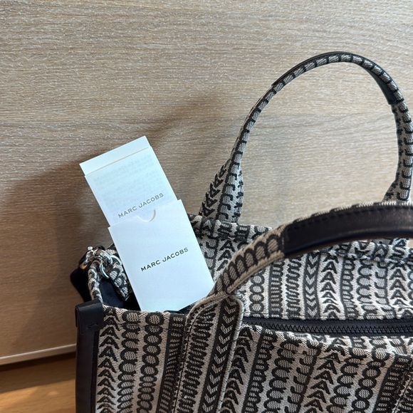 Marc Jacobs The Tote Bag – Monogram Jacquard – Black & Beige - Picture 4 of 4
